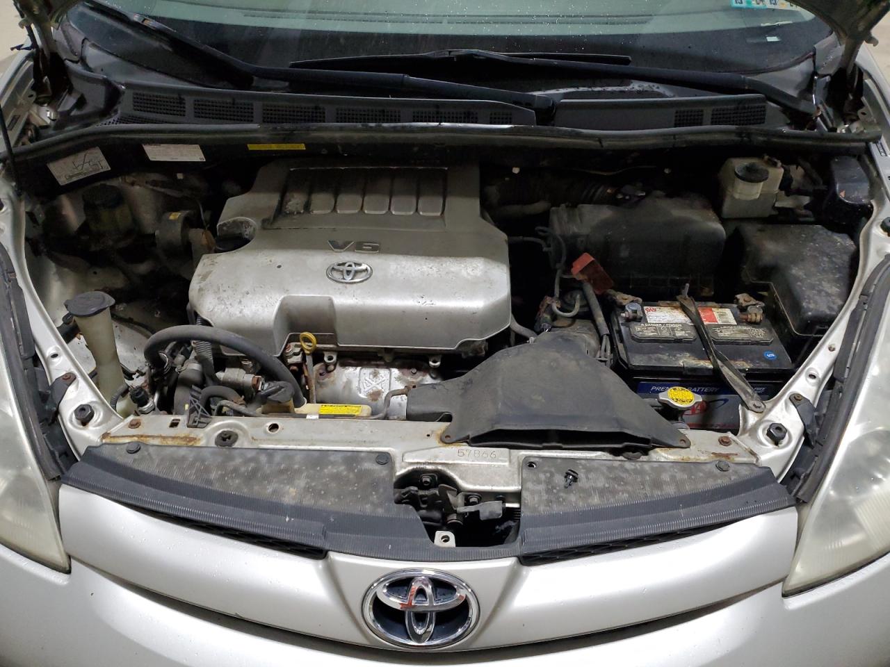 2010 Toyota Sienna - Image 12