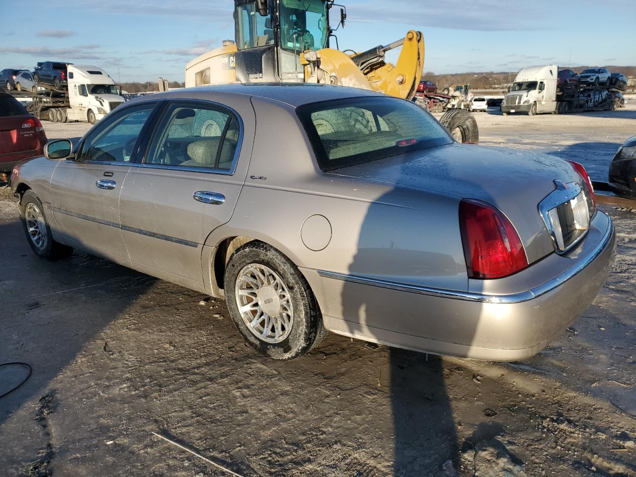 2002 Lincoln Town Car - Image 2