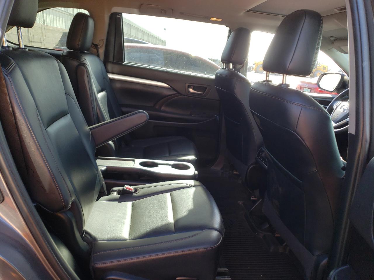 2019 Toyota Highlander - Image 11