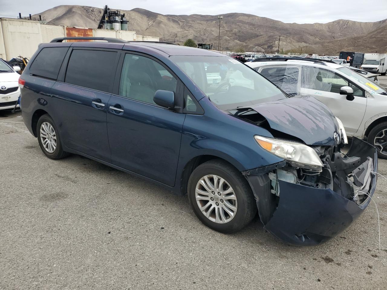 2011 Toyota Sienna - Image 4