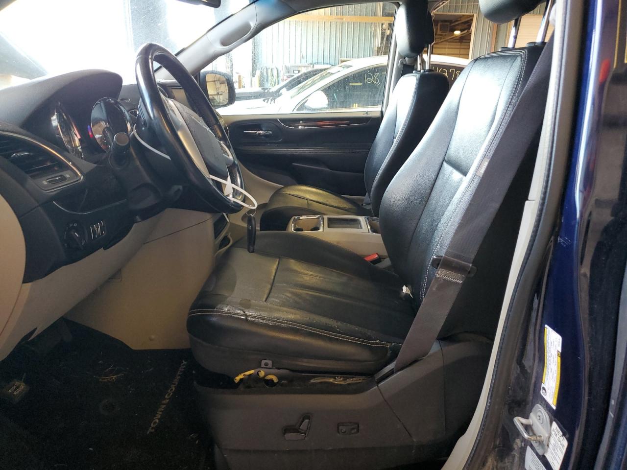 2016 Chrysler Town & Country - Image 7