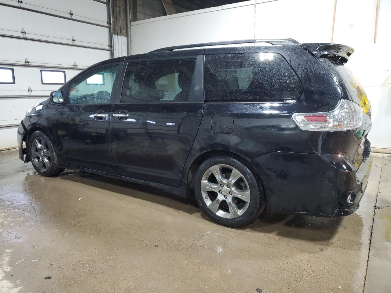 2015 Toyota Sienna - Image 2