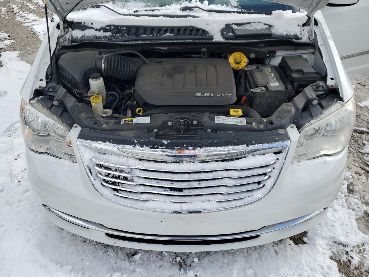 2016 Chrysler Town & Country - Image 12
