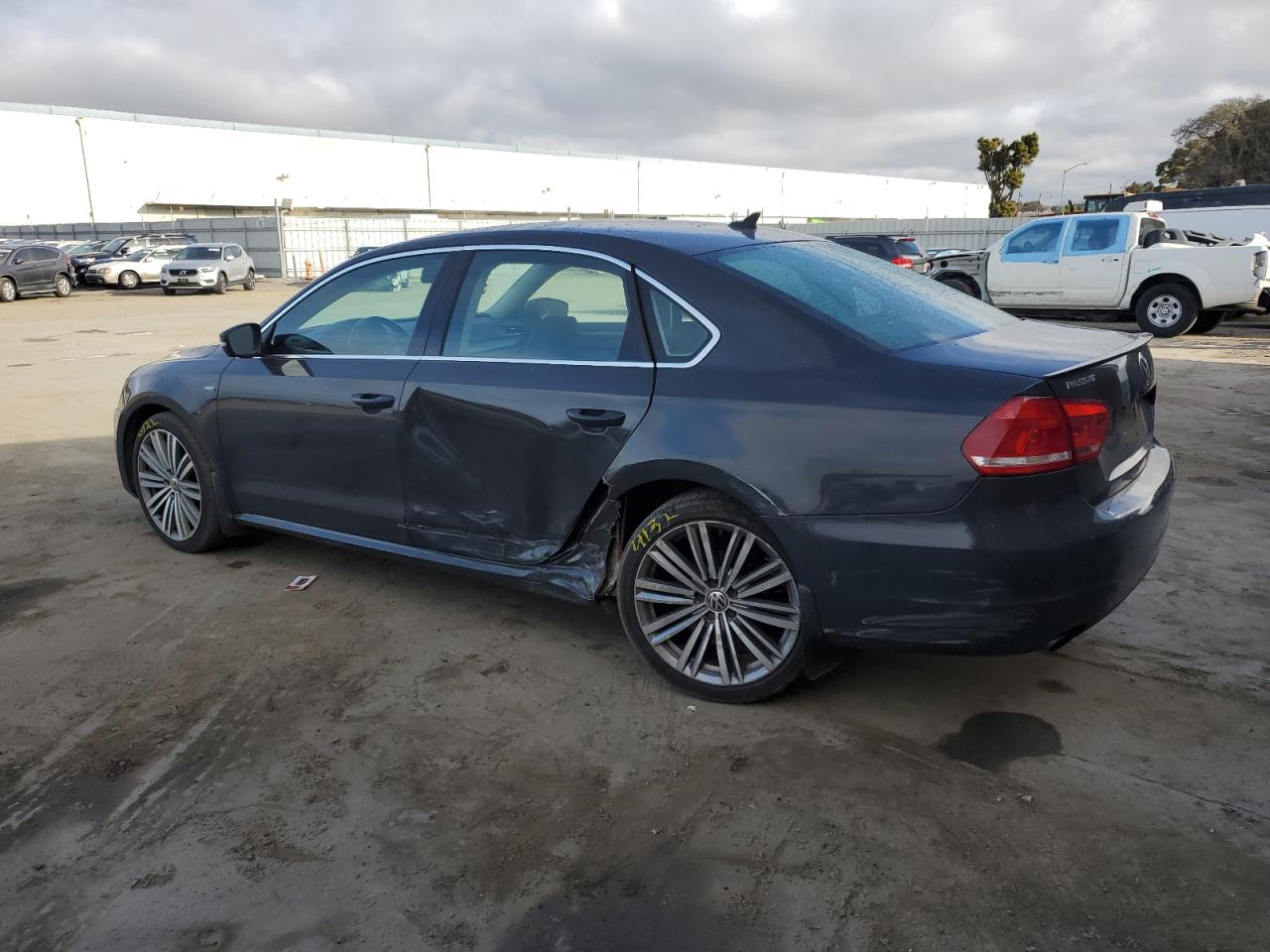 2015 Volkswagen Passat - Image 2