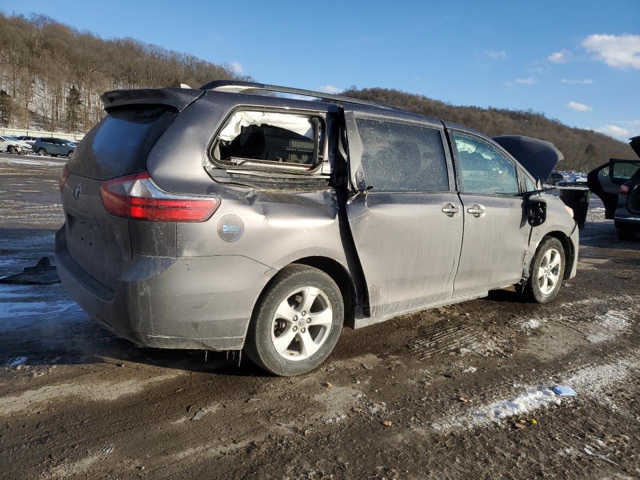2020 Toyota Sienna - Image 3
