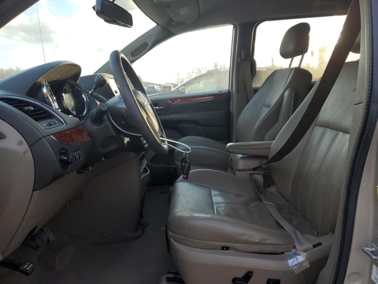 2014 Chrysler Town & Country - Image 7
