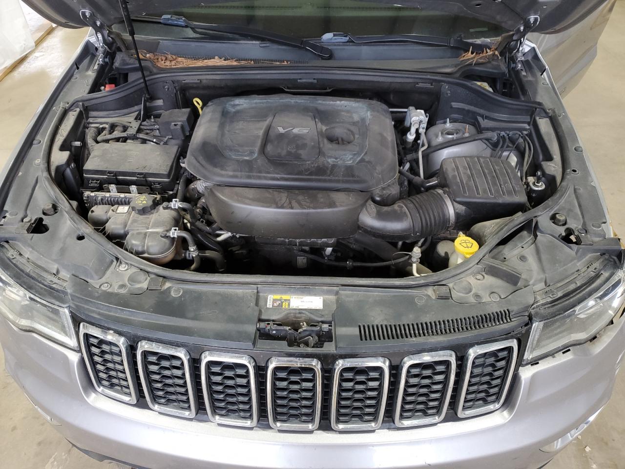2017 Jeep Grand Cherokee - Image 12