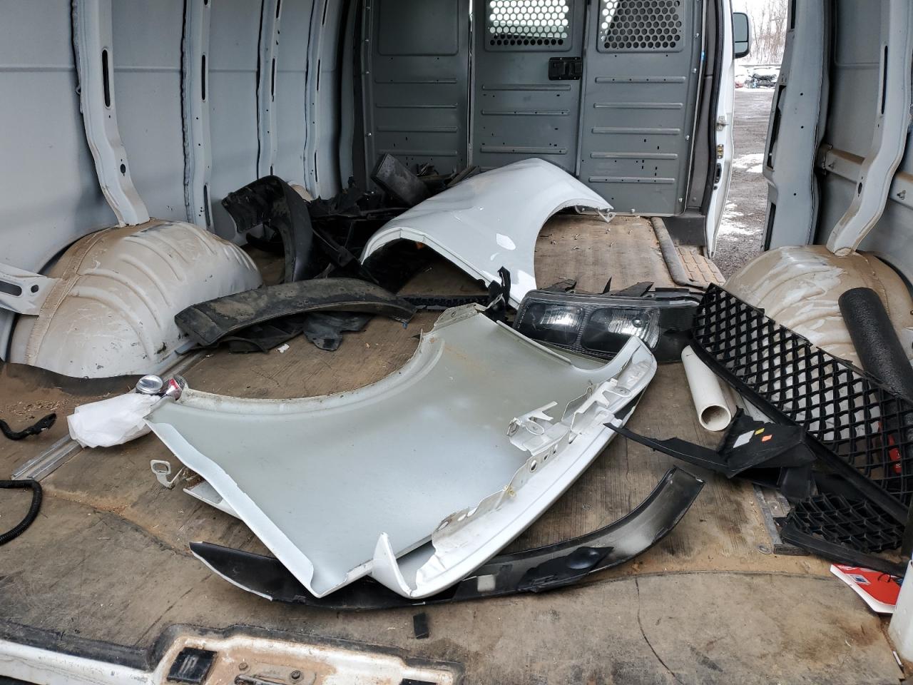 2018 Chevrolet Express - Image 12