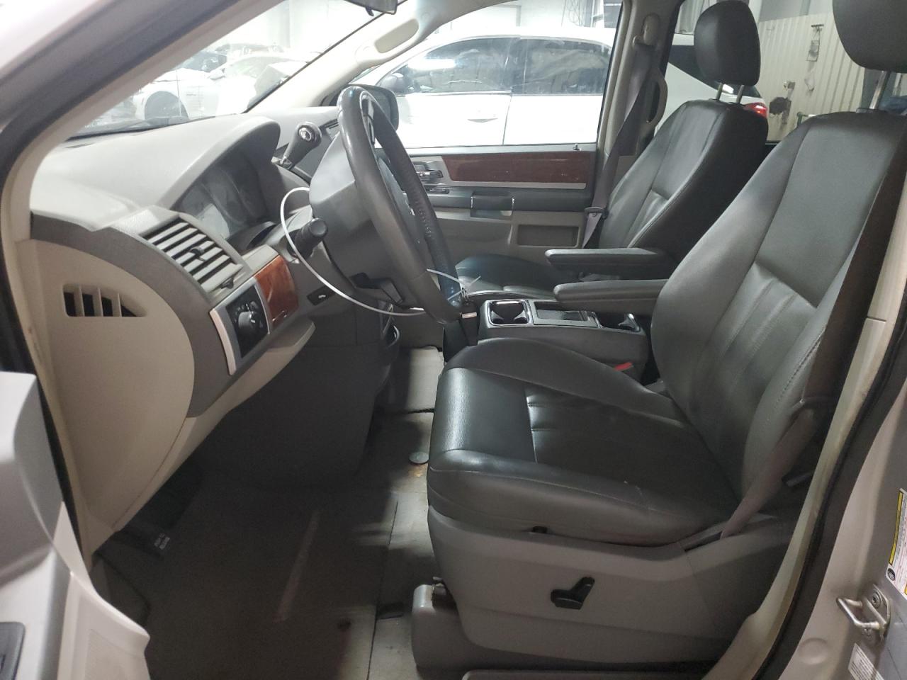 2009 Chrysler Town & Country - Image 7