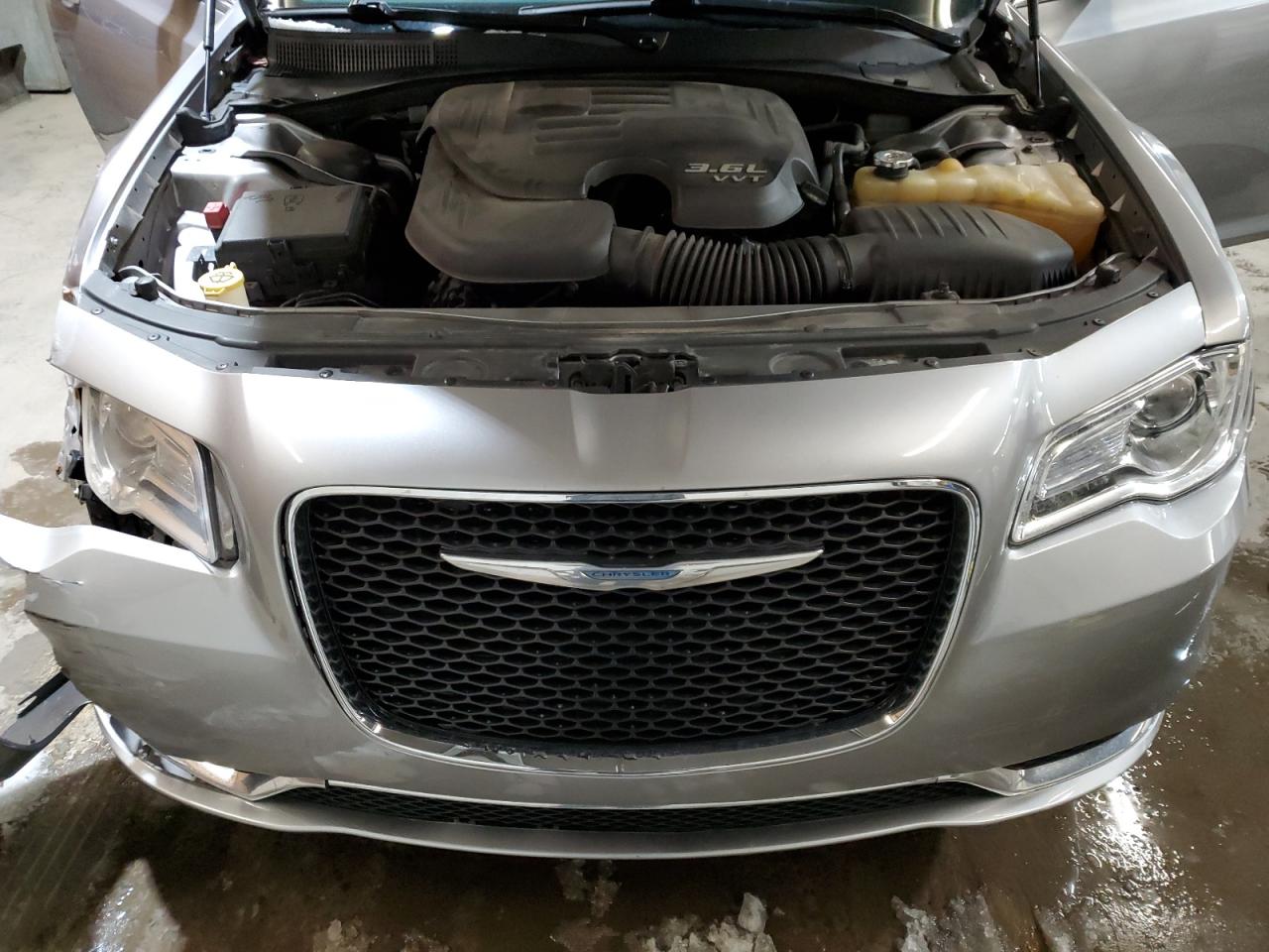 2015 Chrysler 300 - Image 11