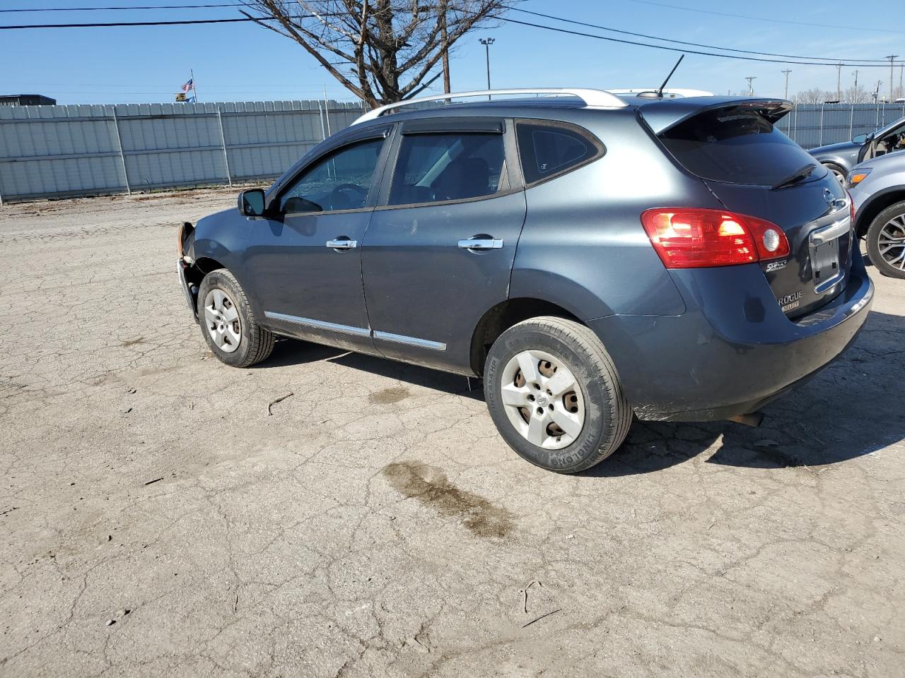 2015 Nissan Rogue - Image 2