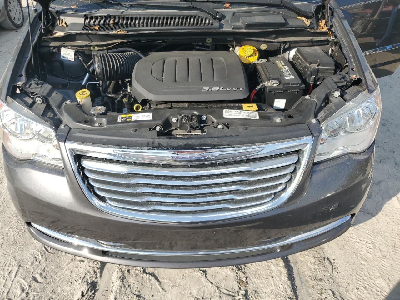 2016 Chrysler Town & Country - Image 12