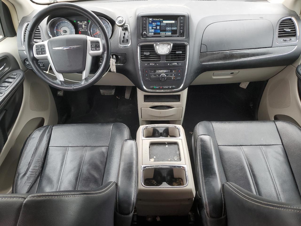 2016 Chrysler Town & Country - Image 8