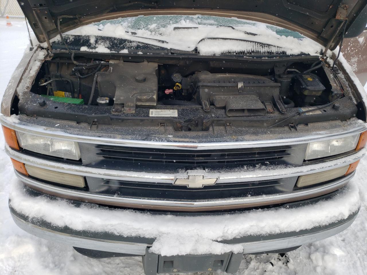 1999 Chevrolet Express - Image 12