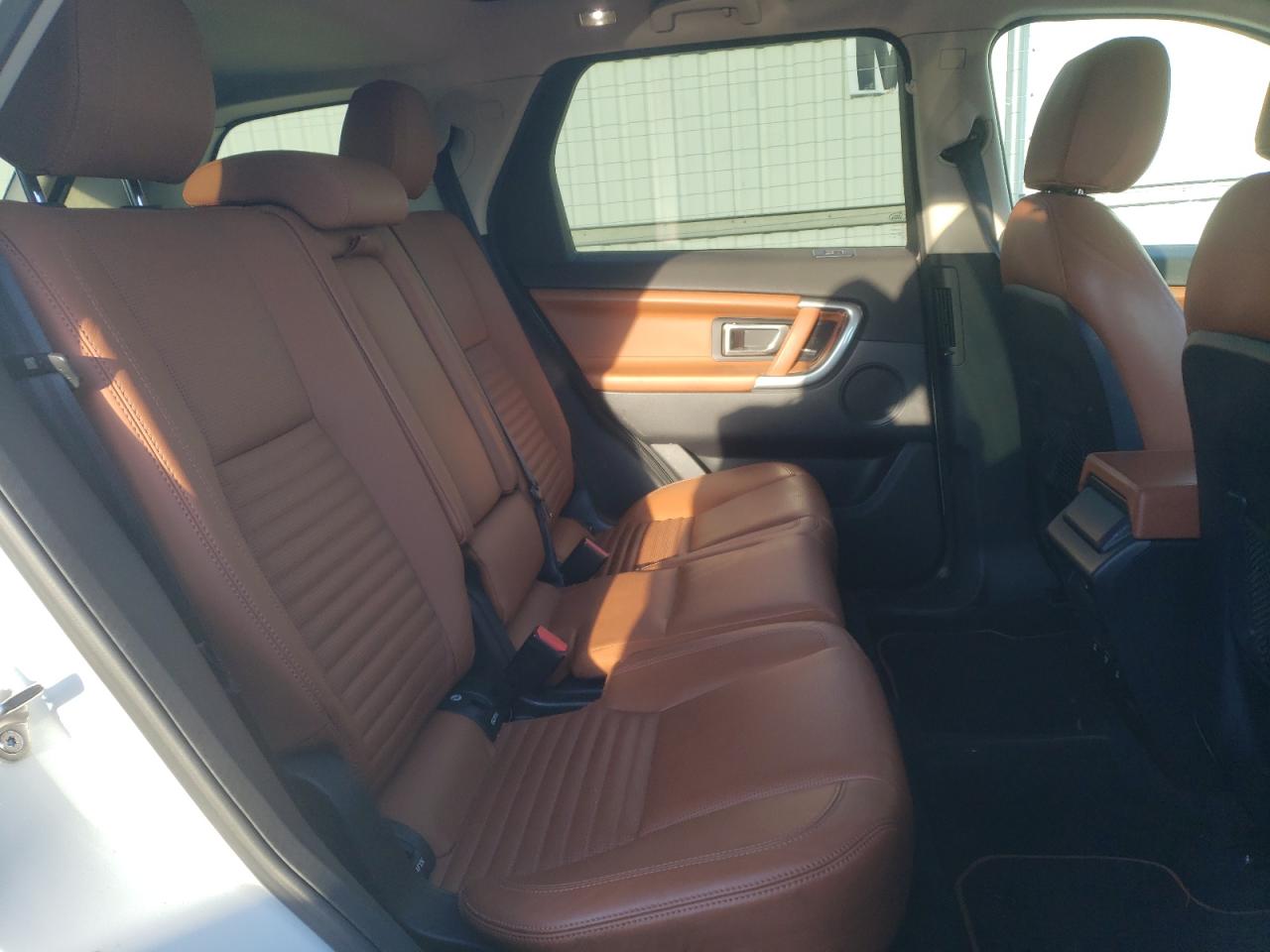 2017 Land Rover Discovery - Image 11