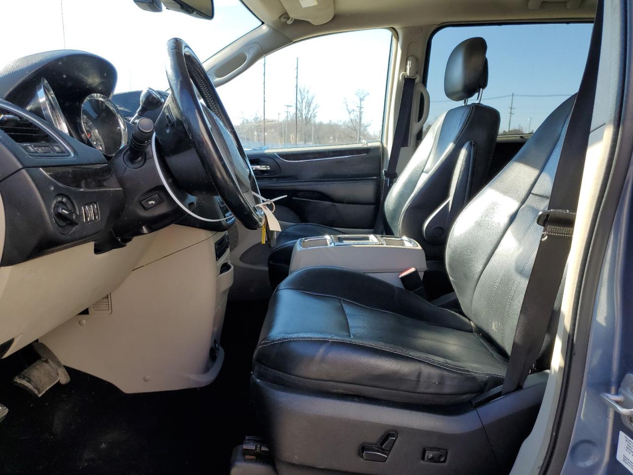2011 Chrysler Town & Country - Image 7