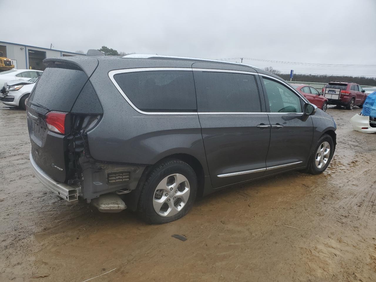 2018 Chrysler Pacifica - Image 3