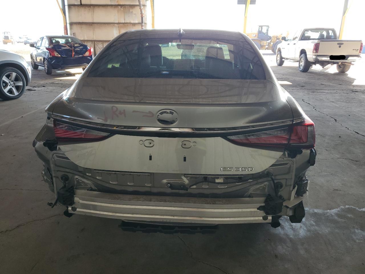 2020 Lexus ES - Image 6