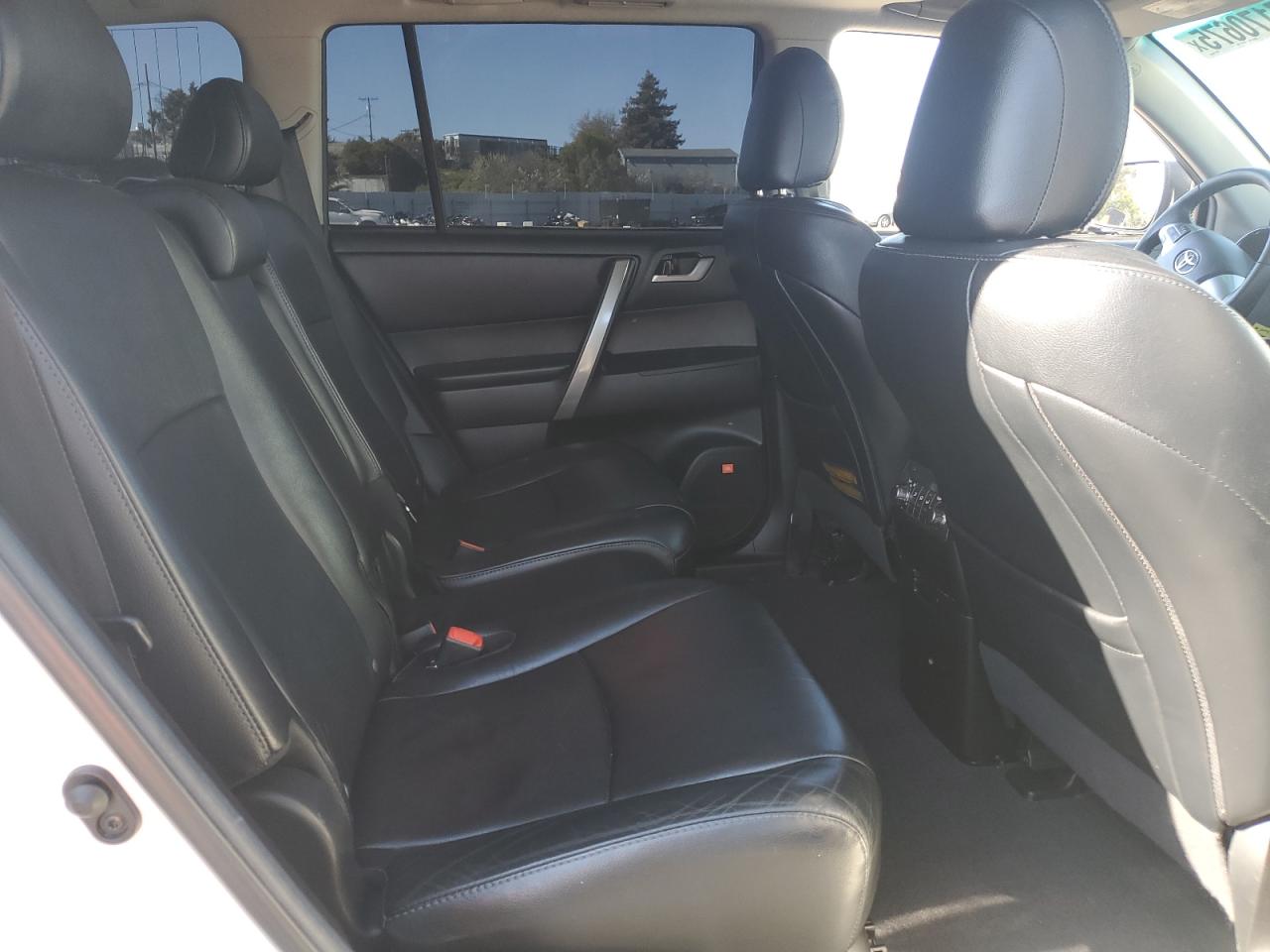 2012 Toyota Highlander - Image 11