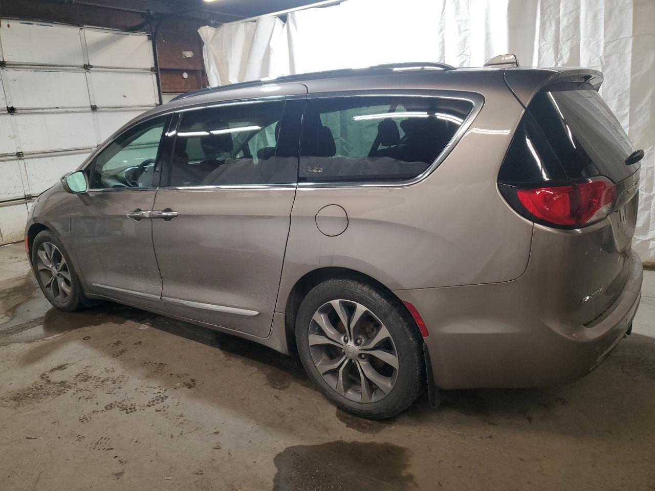 2018 Chrysler Pacifica - Image 2