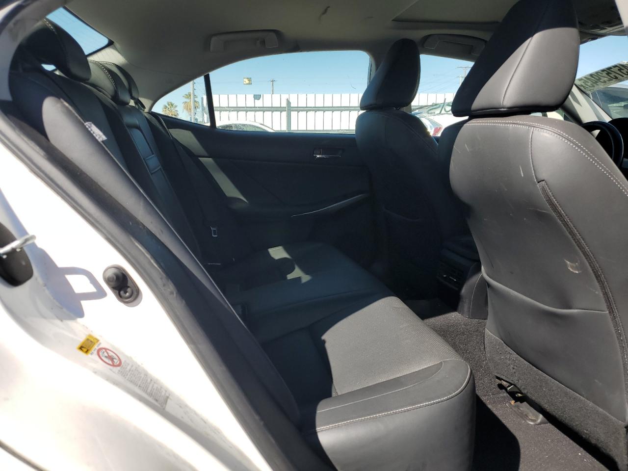 2016 Lexus IS - Image 10