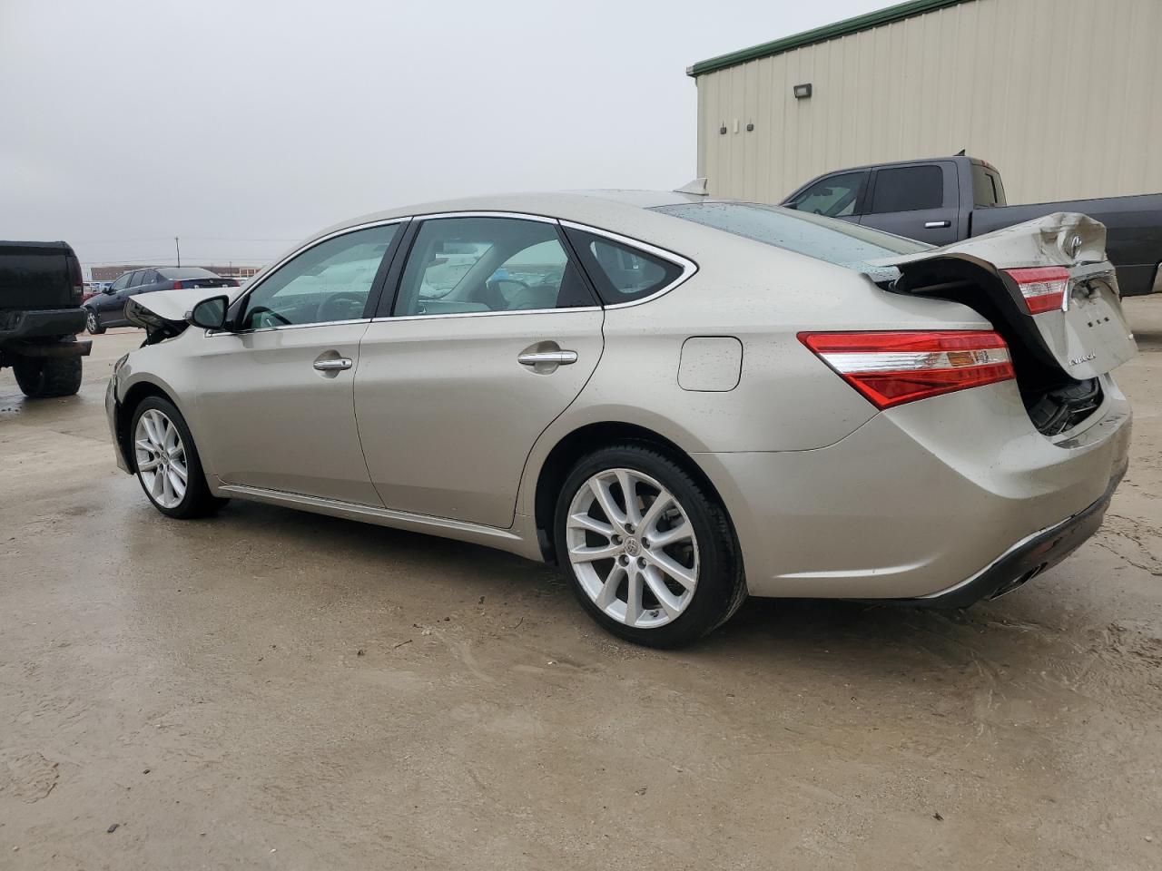 2014 Toyota Avalon - Image 2