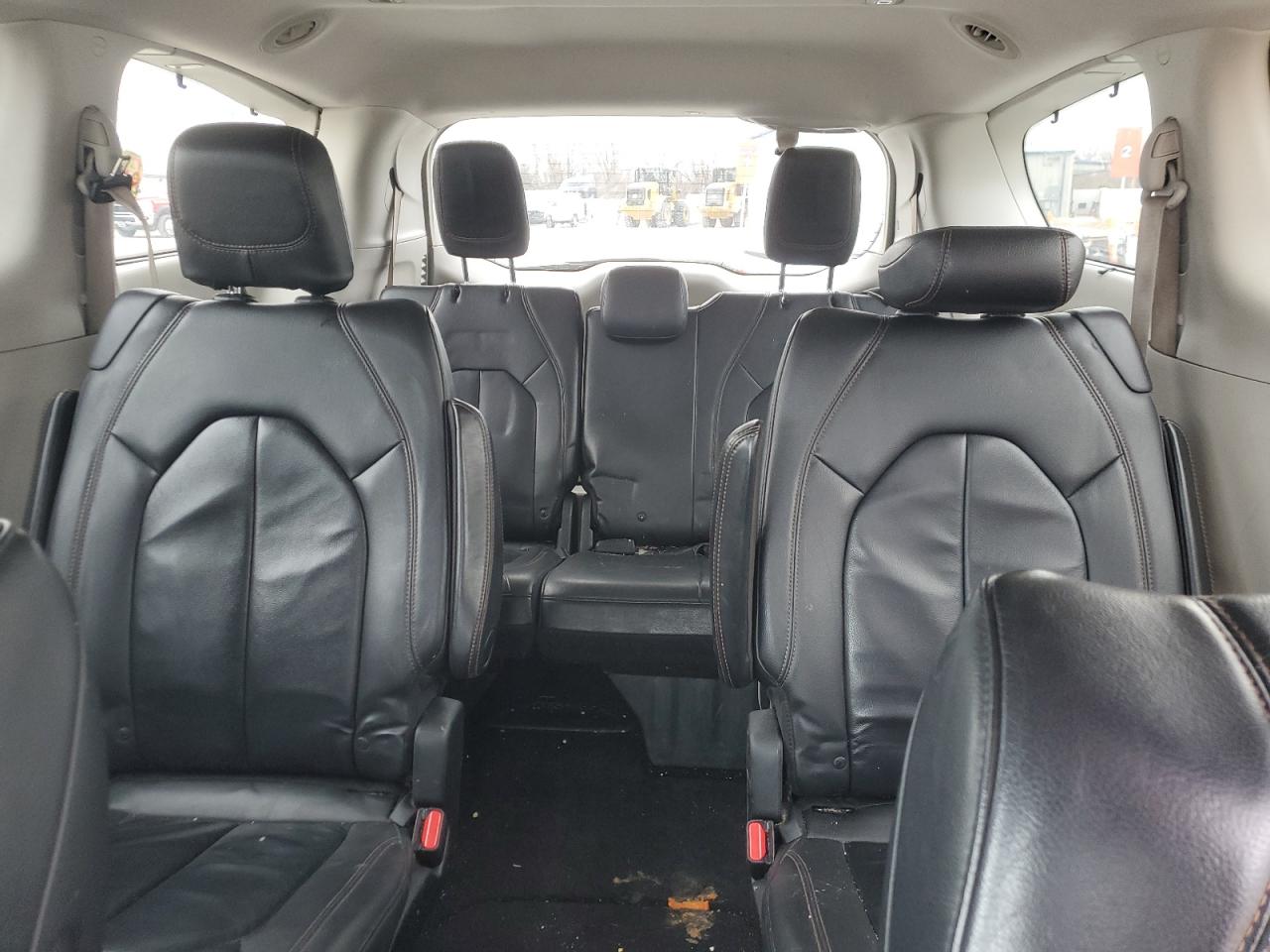 2017 Chrysler Pacifica - Image 10