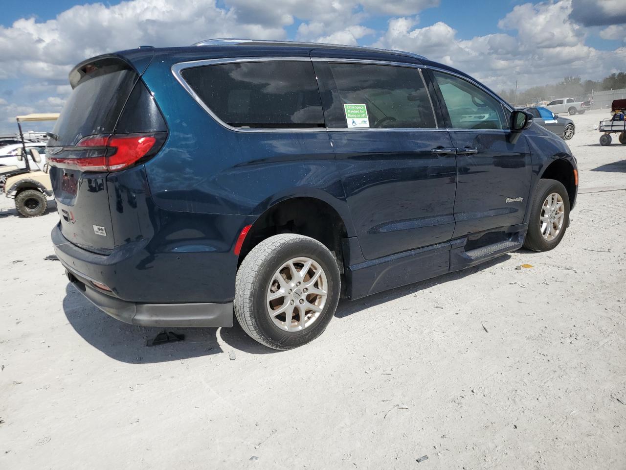 2021 Chrysler Pacifica - Image 3