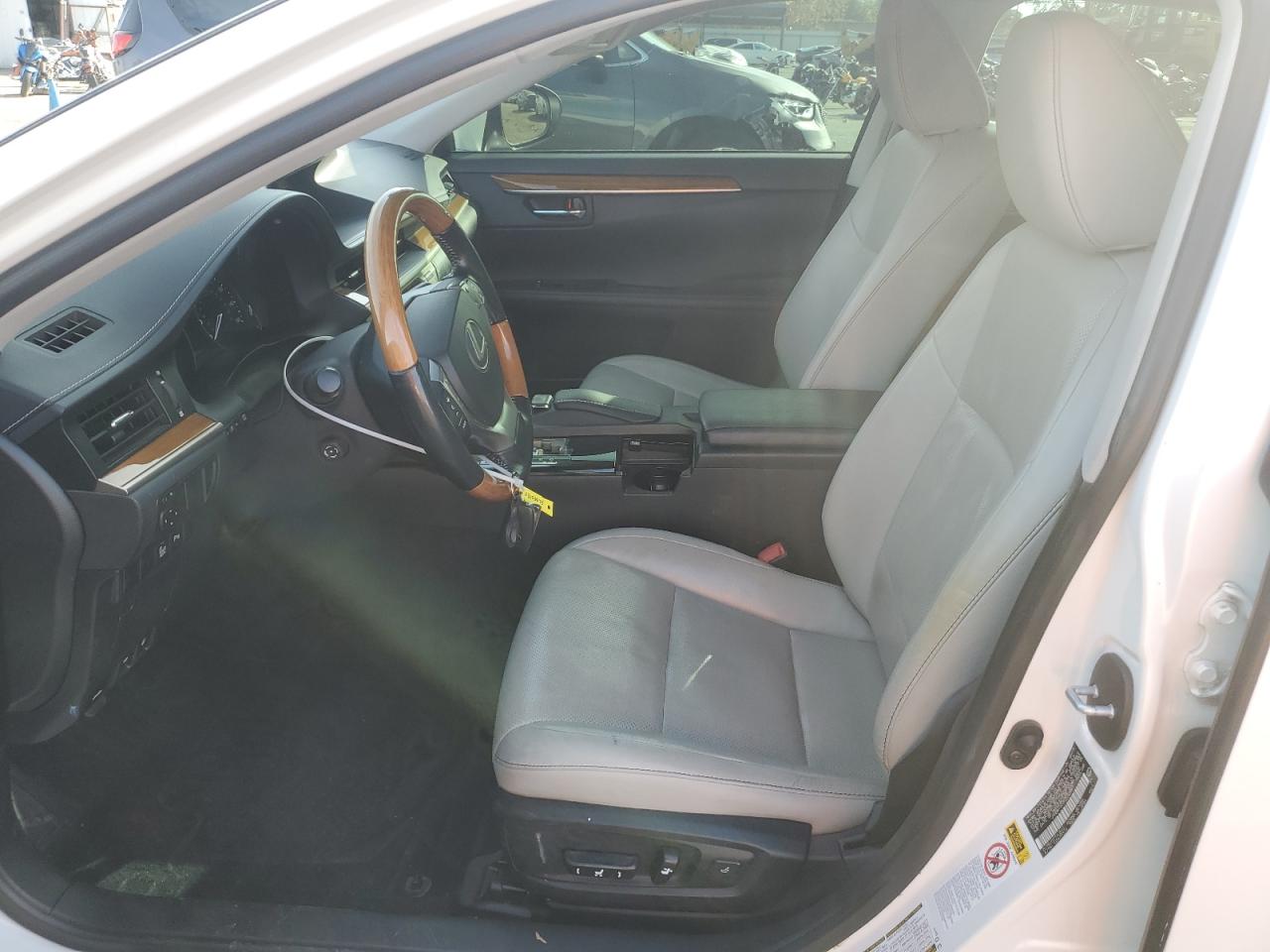 2015 Lexus ES - Image 7