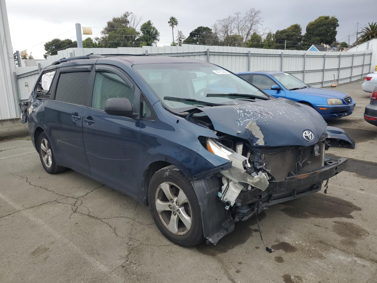 2011 Toyota Sienna - Image 4