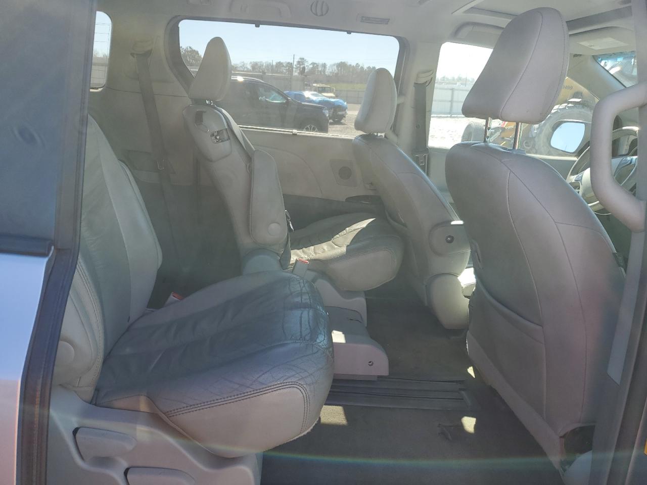 2012 Toyota Sienna - Image 11