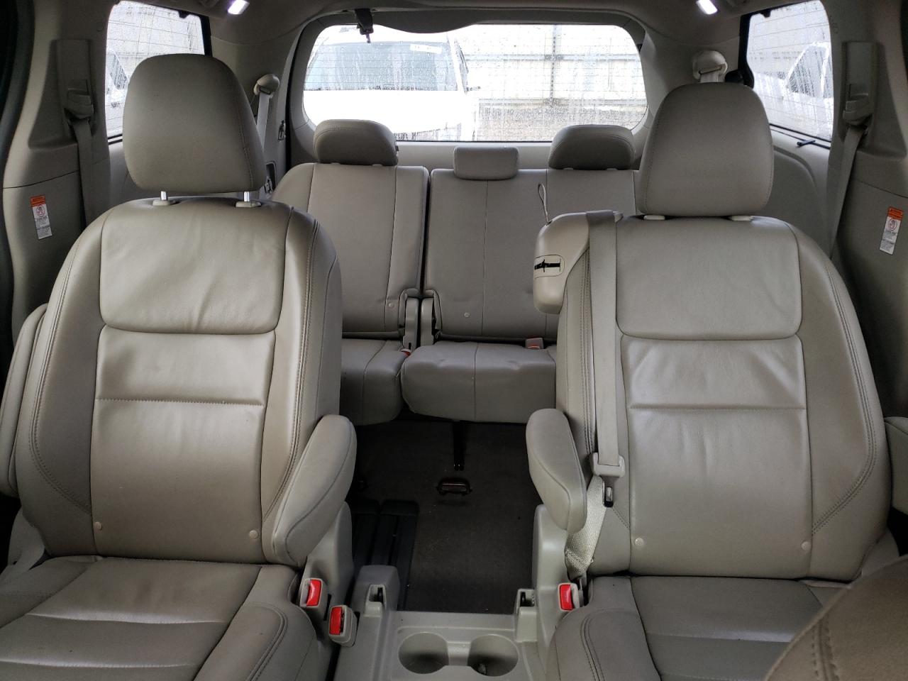 2015 Toyota Sienna - Image 10