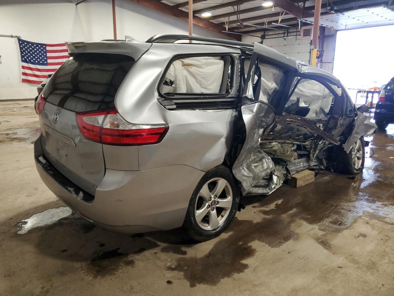 2018 Toyota Sienna - Image 3