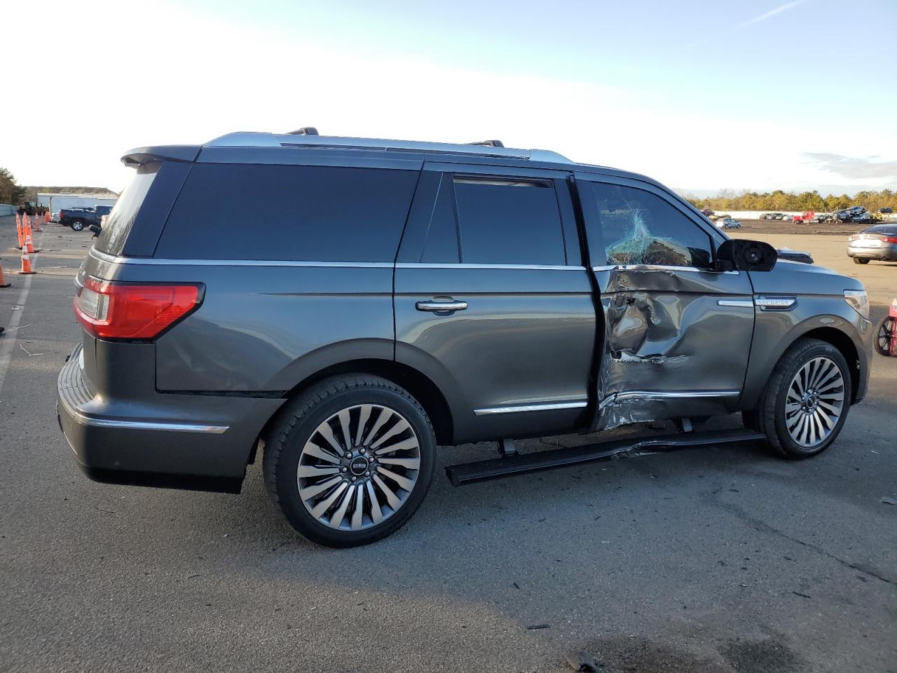 2018 Lincoln Navigator - Image 3