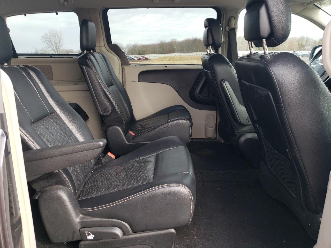 2015 Chrysler Town & Country - Image 11