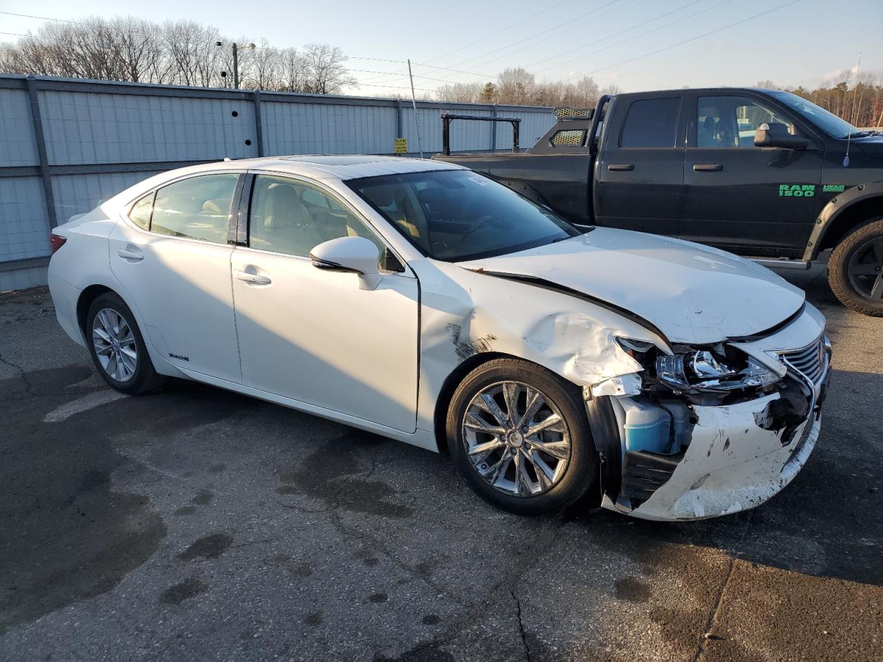 2014 Lexus ES - Image 4