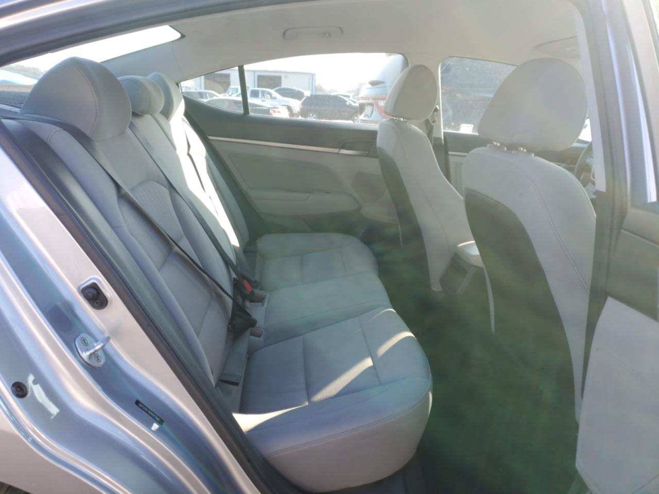 2017 Hyundai Elantra - Image 10