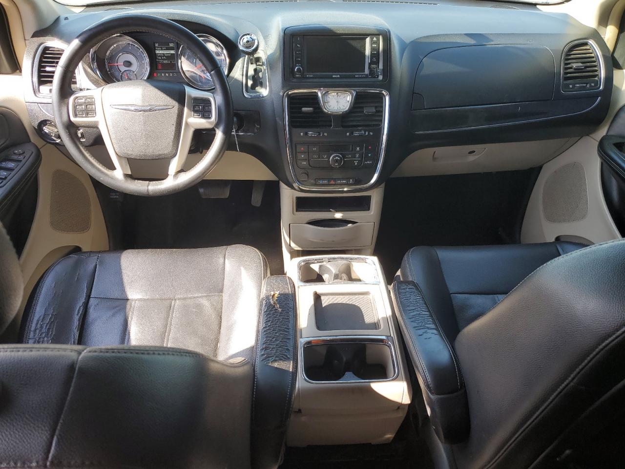 2014 Chrysler Town & Country - Image 8