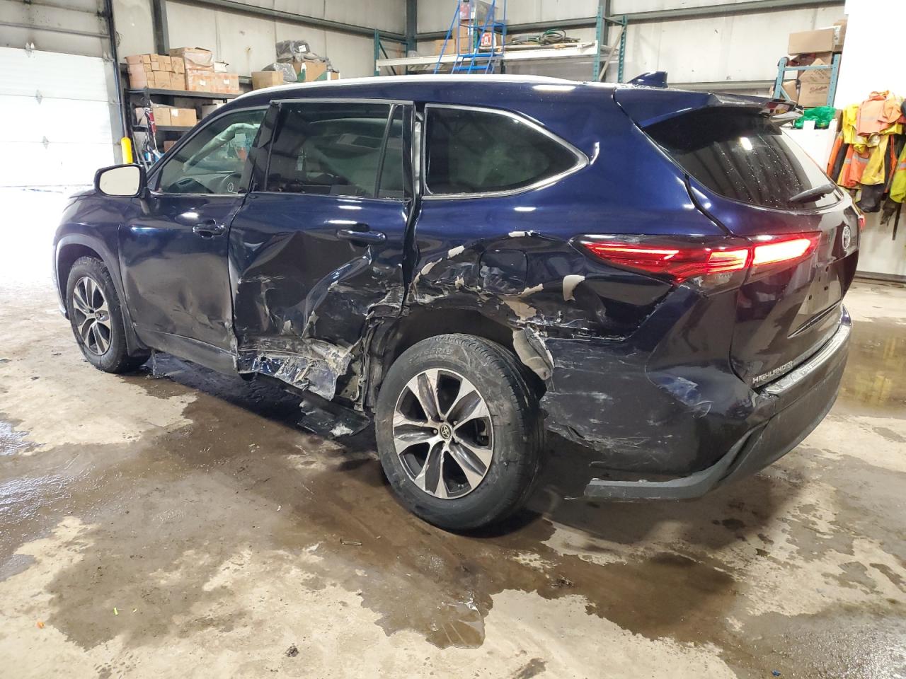 2022 Toyota Highlander - Image 2