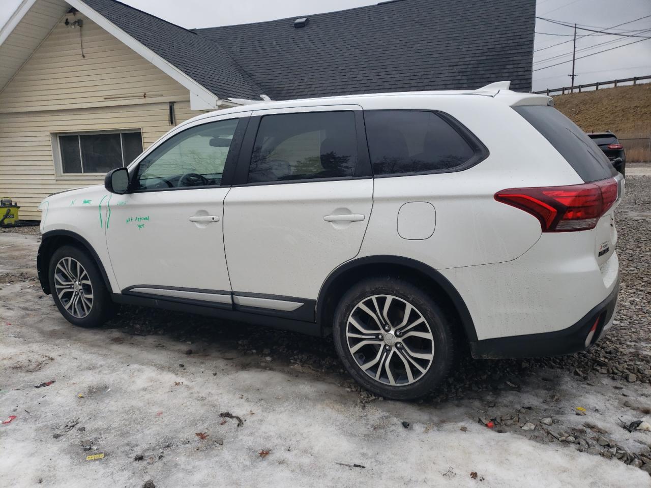 2018 Mitsubishi Outlander - Image 2
