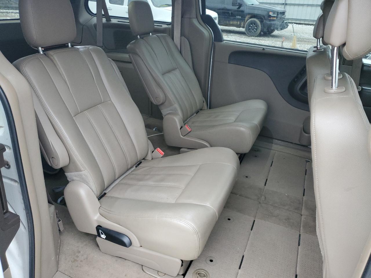 2015 Chrysler Town & Country - Image 11