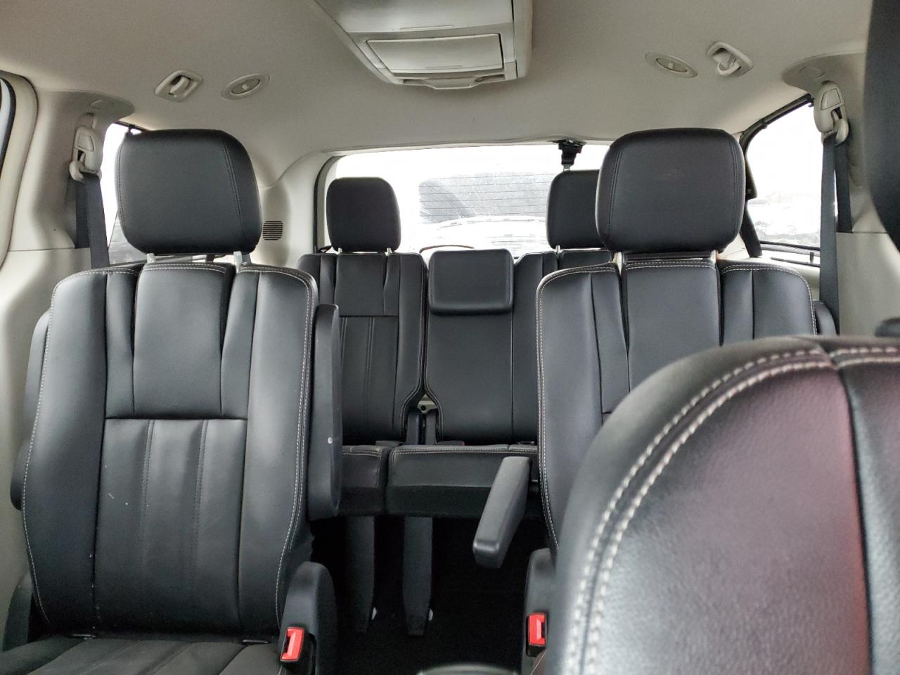 2015 Chrysler Town & Country - Image 10