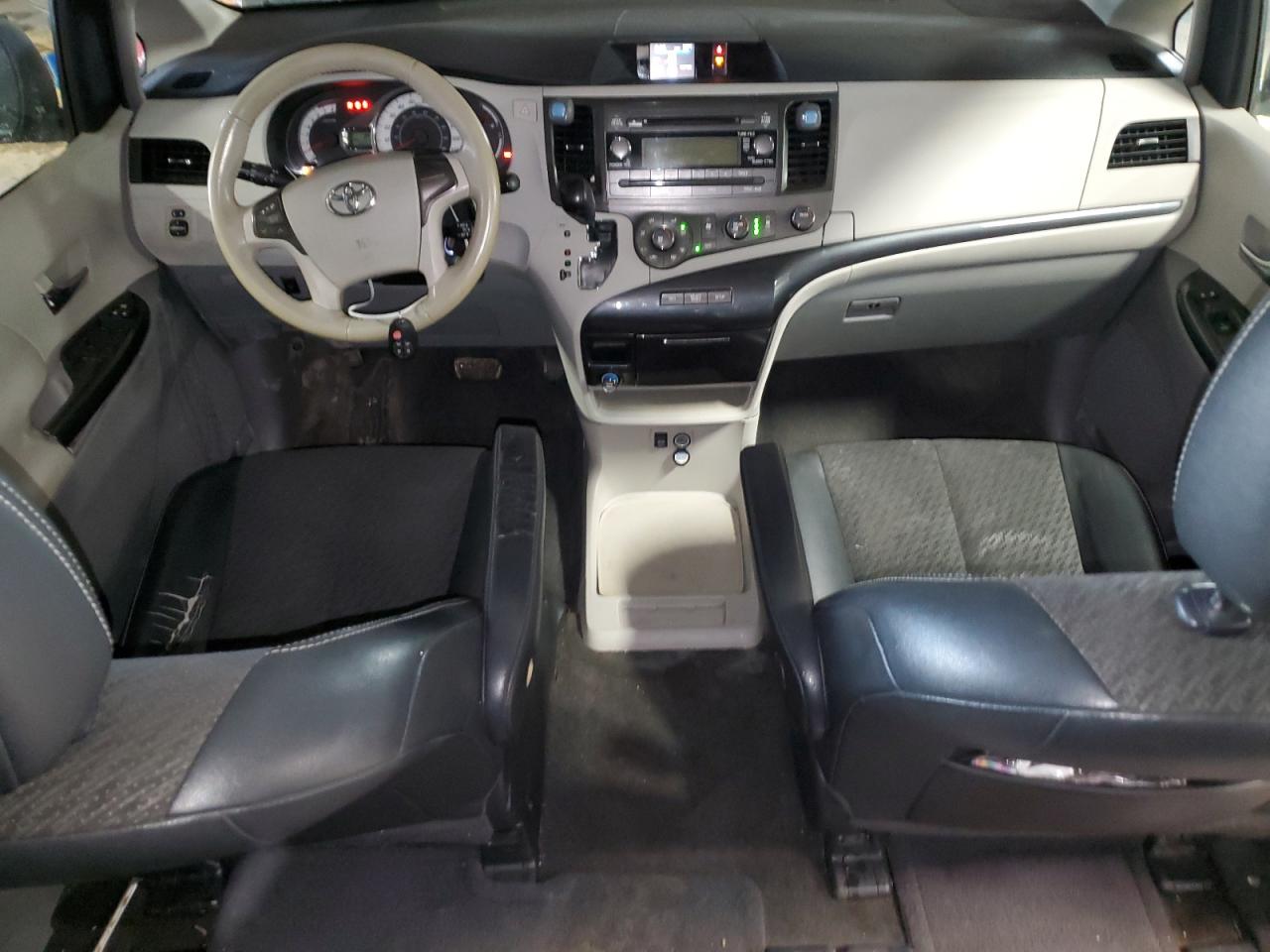 2011 Toyota Sienna - Image 8