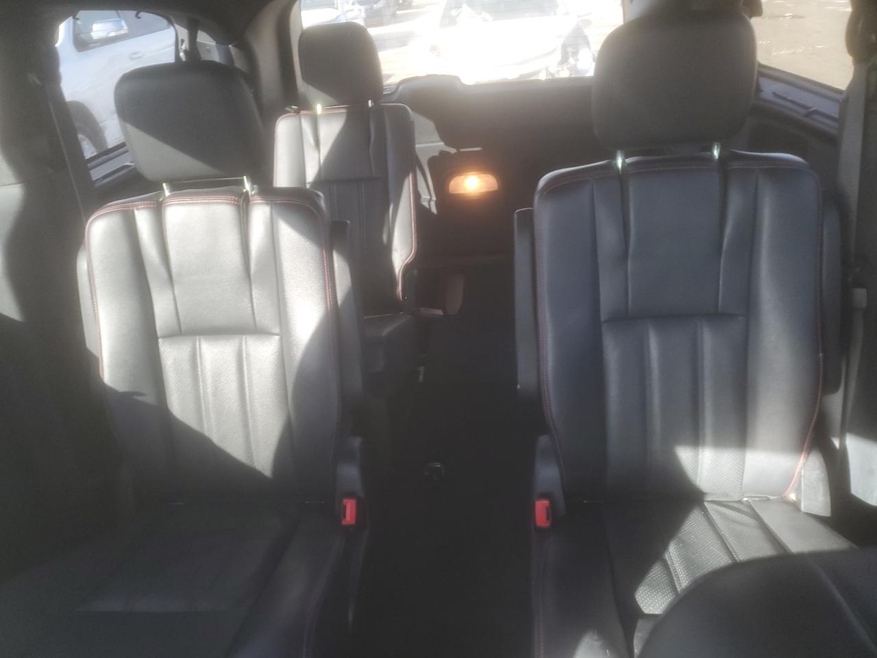 2017 Dodge Caravan - Image 10