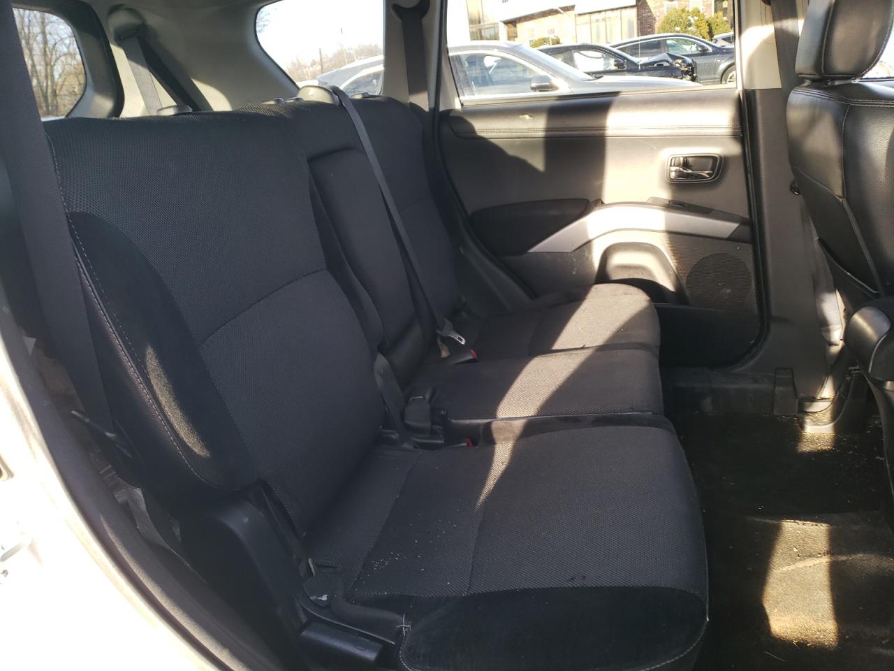 2011 Mitsubishi Outlander - Image 11