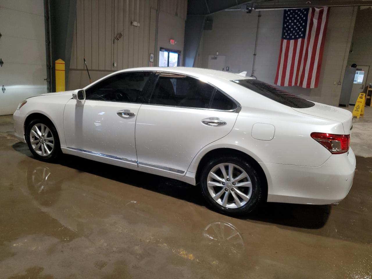 2010 Lexus ES - Image 2