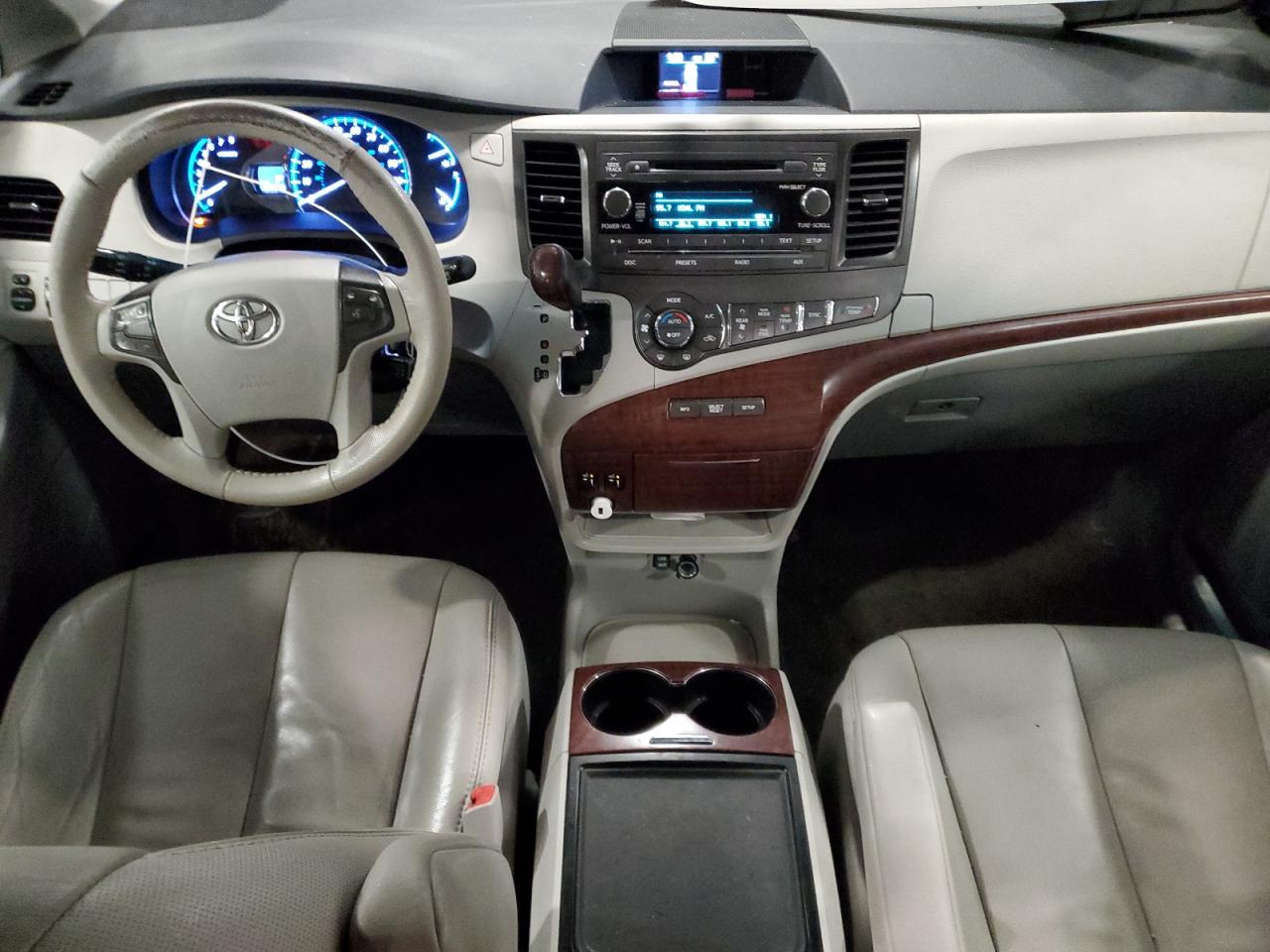 2014 Toyota Sienna - Image 8