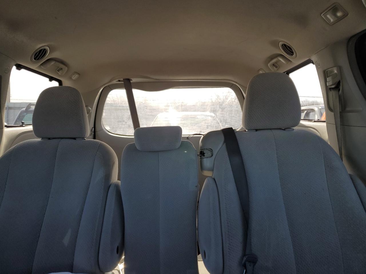 2013 Toyota Sienna - Image 10
