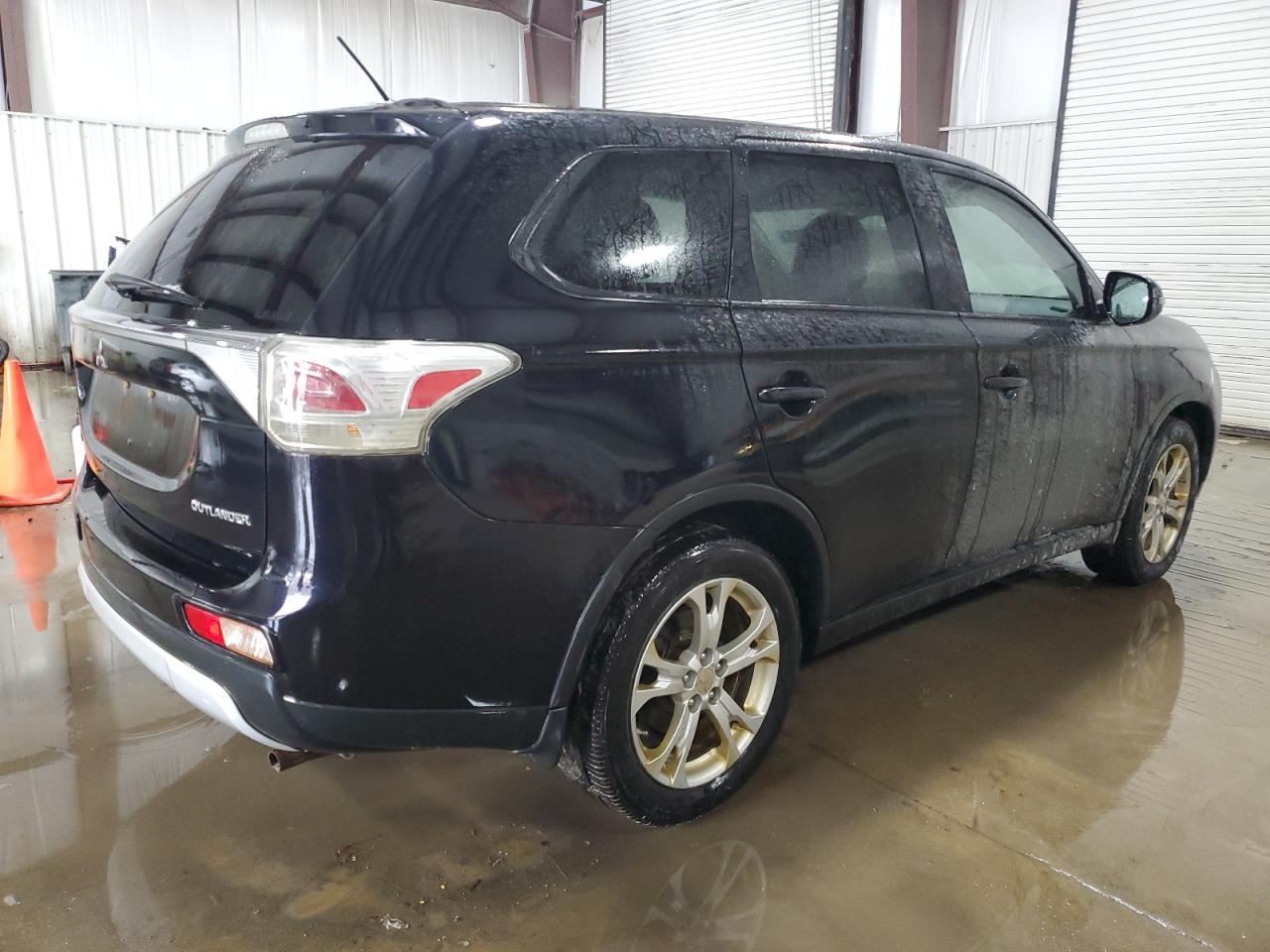 2015 Mitsubishi Outlander - Image 3
