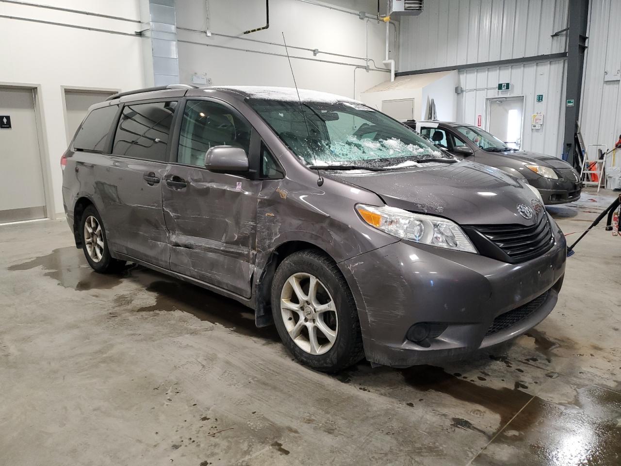 2011 Toyota Sienna - Image 4